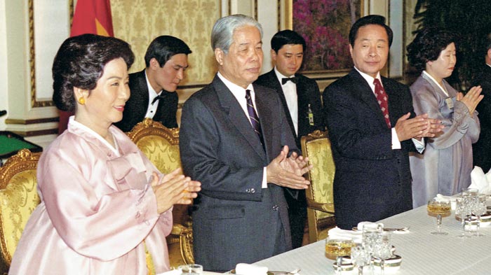 1995년 당시 김영삼 대통령 주최 만찬에 참석한 도므어이(앞줄 왼쪽에서 둘째) 서기장.