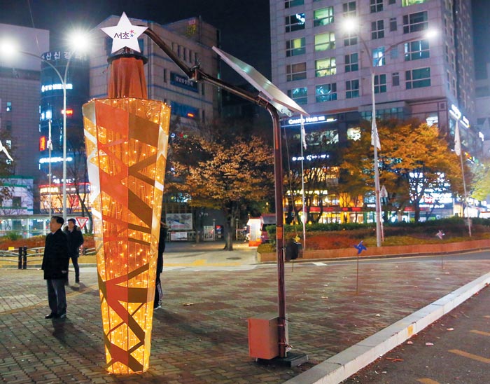 대상작인‘서리풀 트리’. 여름에 쓰던 횡단보도 앞 그늘막을 접어 만든 크리스마스트리다.