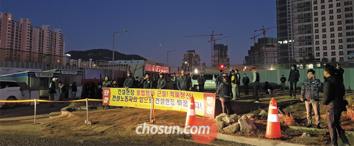 사람들 다 자는 새벽부터 시위 휴일인 3일 새벽 경기 시흥시의 한 공사 현장 앞에서 민노총 건설노조원들이 집회를 하기 위해 모여들고 있다. 건설노조원들은 지난달 19일부터 이날까지 총 6차례 집회를 열었다. 이날 집회에서 경찰이 측정한 소음은 72dB로 법정 소음 기준인 60dB을 초과했다. 