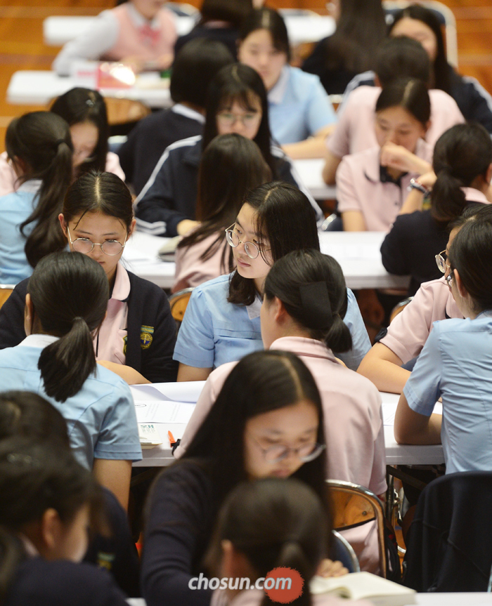 지난달 21일 대구 경상여고 강당에서 이 학교 동아리 ‘북콘서트’ 소속 학생들이 각자 읽은 책을 주제로 열띤 토론을 하고 있다. 이 학교는 지난해 ‘잘 가르치는 베스트 일반고’ 11곳 중 하나로 뽑혔다. 