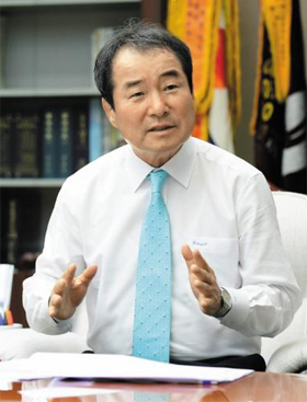 김천에서 무소속으로 출마해 당선된 김충섭 김천시장은 “무소속의 장점을 살려 어느 당이든 손잡고 김천 살리기에 나서겠다”고 말했다.