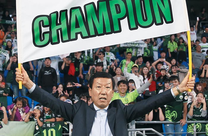 7일 정규리그 우승을 확정한 후 챔피언 깃발을 든 최강희 전북 현대 감독.