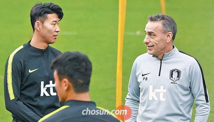 우루과이전을 대비한 독대(獨對)일까. 한국 축구 대표팀 주장 손흥민과 파울루 벤투 감독이 9일 파주 NFC(국가대표 트레이닝센터)에서 훈련 중 대화하는 모습.