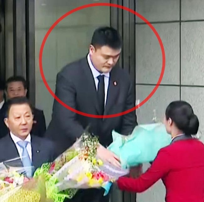 미국 프로농구(NBA) 출신 중국 농구스타 야오밍(동그라미 안)이 8일 평양 국제비행장에 도착해 북측 관계자로부터 꽃다발을 받고 있다.