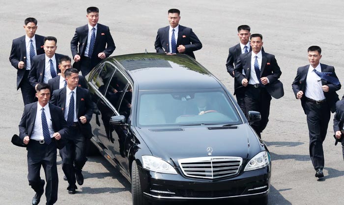 지난 4·27 판문점 회담 당시 김정은 북한 국무위원장이 오전 회담 후 북측으로 이동할 때 탔던 벤츠 리무진 차량.