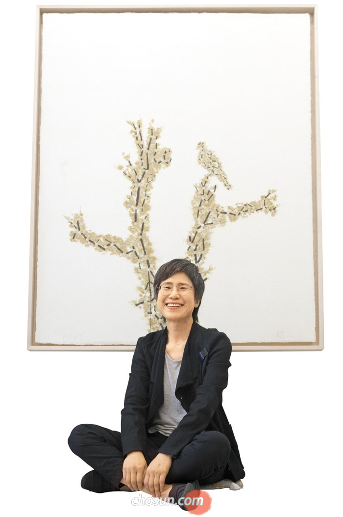 ‘별난 이야기―1703’ 앞의 김성희 교수. 15일 ‘작가와의 대화’ 시간을 마련한다.