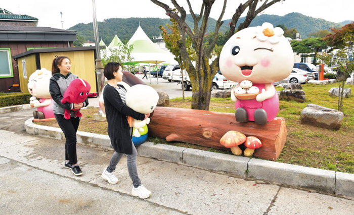 강원 횡성군 안흥면사무소 공원에 설치된 빵양 동상이 찐빵 접시를 들고 관광객을 맞고 있다.