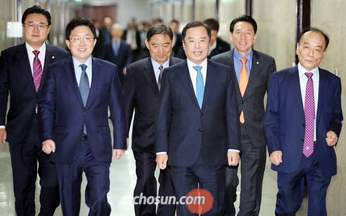 한국당 조직강화특위 출범 - 자유한국당 김병준(앞줄 가운데) 비상대책위원장과 신임 조직강화특별위원회 위원들이 11일 국회 기자간담회에 참석하고 있다. 한국당은 이날 조강특위를 공식 출범했다. 왼쪽부터 조강특위 김성원 위원, 김용태 위원장, 강성주 위원, 김병준 비대위원장, 김석기·전원책 위원.
