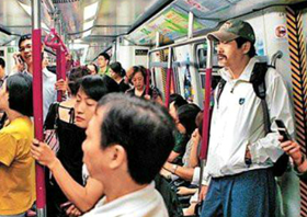 저우룬파(맨 오른쪽)가 평소 지하철을 타고 이동하는 모습.