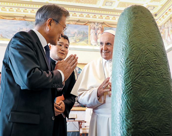 문재인 대통령이 18일(현지 시각) 바티칸 교황궁에서 프란치스코 교황을 만나 선물로 준비했던 성모마리아상을 설명하고 있다.
