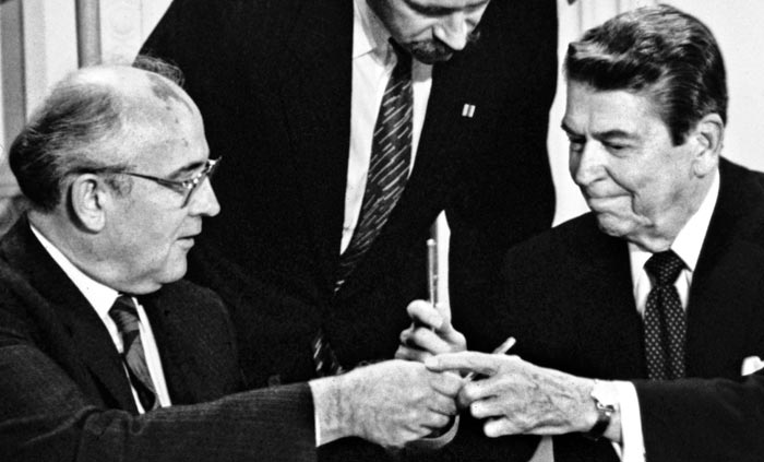 1987년 12월 8일, 미국 워싱턴DC 백악관에서 도널드 레이건(오른쪽) 미 대통령과 미하일 고르바초프(왼쪽) 옛 소련 공산당 서기장이 INF에 서명한 뒤 펜을 교환하고 있다. 