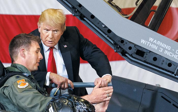 도널드 트럼프 미국 대통령이 19일(현지 시각) 미 애리조나주(州) 루크 공군기지에서 F-35 전투기 조종사와 대화하고 있다.