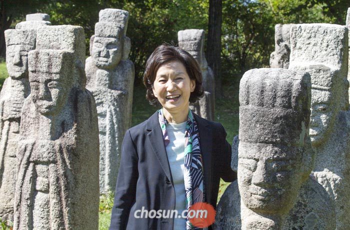 김은경 온양민속박물관장이 문인석 30여 점이 모여 있는 야외 전시장 한가운데에 섰다. 