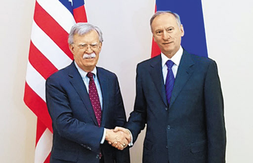 존 볼턴(왼쪽) 미 백악관 국가안보보좌관과 니콜라이 파트루셰프 러시아 국가안보회의 서기가 22일(현지 시각) 모스크바에서 회담에 앞서 악수하고 있다. 