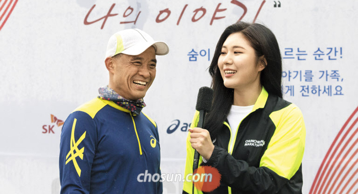 춘천마라톤 완주의 최대 고비인 34㎞ 지점에 설치된 자유발언대에서 한 참가자가 활짝 웃으며 이야기하는 모습. 자유발언대에선 가족, 친구들에게 전하는 감동적인 메시지가 끊이지 않았다.