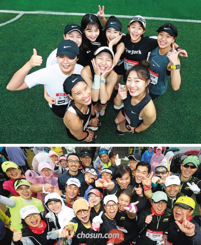 춘마로 뭉친 ‘사랑과 우정’ - 결코 넘을 수 없는 벽처럼 느껴지는 ‘마라톤 풀코스 완주’도 누군가와 함께라면 해볼 만한 도전이 된다. 위 사진은 여자 나이키 마라톤팀 회원들이 2018 춘천마라톤 출발에 앞서 한데 모인 모습. 이들은 말한다. 마라톤은 더 이상 남성들의 전유물이 아니라고. 아래 사진은 ‘내 생애 첫 풀코스’ 회원들이 춘천마라톤 출발을 앞두고 포즈를 취한 모습. 도전하는 이들의 얼굴에서만 묻어 나오는 기쁨의 표정이다.