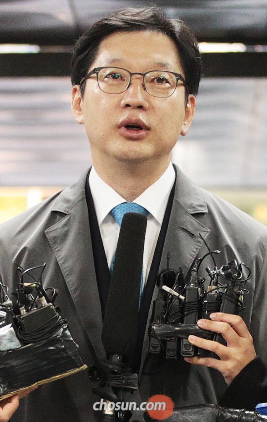 29일 오전 김경수 경남지사가 서울중앙지법에 도착해 취재진의 질문에 답하고 있다.