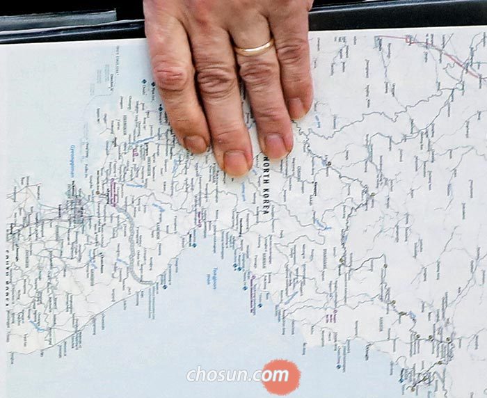 강경화 외교부 장관도 만난 비건 대표는 북한 지역까지 인쇄된 한반도 지도를 손에 들고 나타나 눈길을 끌었다.
