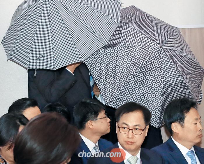 서울 강서구 주차장 살인사건 피해자의 둘째 딸(우산 뒤)이 30일 국회에서 열린 국회 여성가족위 국정감사에 참석하고 있다.