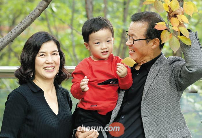 지난 27일 오후 서울 반포구 한 아파트 단지에서 늦둥이 부모 이수연(50)·김태식(58)씨 부부가 단풍 아래 둘째아들 성준(3)군과 함께 산책하고 있다. 