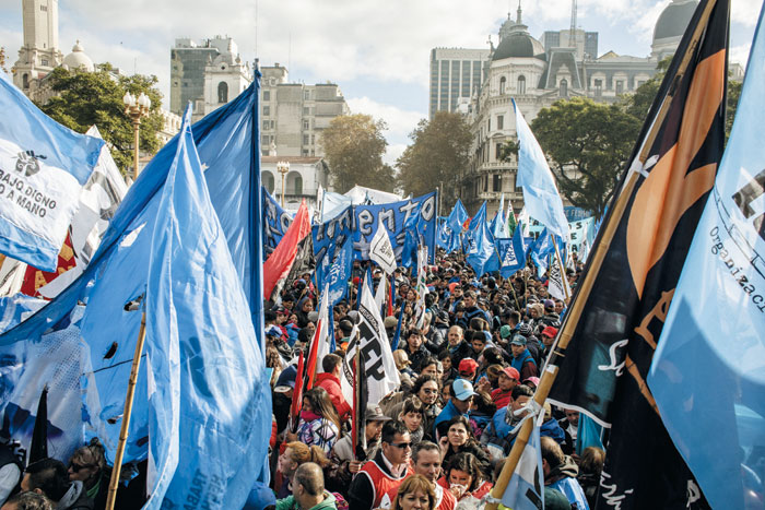 지난 6월 1일 아르헨티나 부에노스아이레스에서 정부의 긴축 정책에 반대하는 대규모 시위가 열리고 있다.