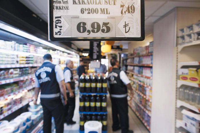터키 경찰이 10월 5일(현지 시각) 이스탄불 군고렌 지역 식료품 가격을 점검하기 위해 예고 없이 수퍼마켓을 방문했다.