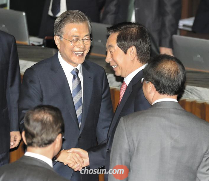 본회의장 나가려던 김성태, 文대통령 다가오자 악수 - 문재인 대통령이 국회 본회의장에서 내년도 예산안 시정연설을 마친 뒤 김성태 자유한국당 원내대표와 악수하며 웃고 있다. 문 대통령은 이날 연설을 마친 뒤 야당 의석부터 다가가 인사했고, 본회의장을 나서려던 의원들은 돌아서서 웃으며 악수했다. 