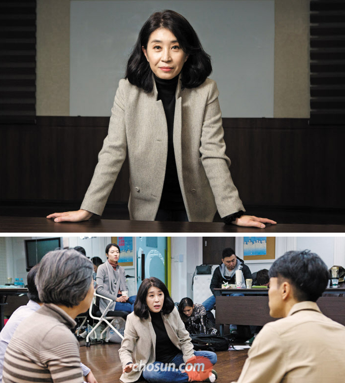 김미경은 “여러 사람이 동고동락하며 무대를 완성하는 것이 연극만의 매력”이라고 했다. 아래 사진은 그의 지도 아래 ‘한씨 연대기’를 연습하는 모습.