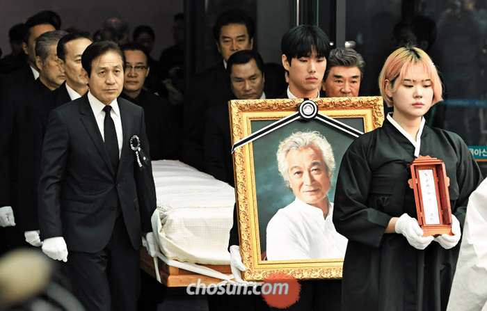 6일 오전 서울아산병원에서 유족과 안성기·이덕화씨 등 동료 배우들이 참석한 가운데 고(故) 신성일씨 발인이 엄수됐다.
