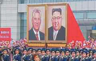 6일 북한 평양 순안공항에서 열린 미겔 디아스카넬 쿠바 국가평의회 의장 귀국 환송 행사에 김정은 북한 국무위원장과 디아스카넬 의장의 대형 초상화가 나란히 걸려 있다.