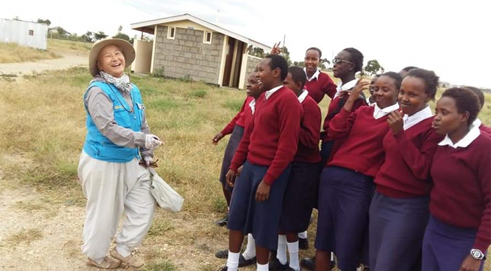 지구촌공생회 전 케냐 지부장 탄하(왼쪽) 스님이 케냐 학생들과 이야기하며 활짝 웃고 있다. 한국 후원자들의 도움으로 4년간 학교 4개, 농장 5곳을 케냐에 만든 탄하 스님은 “그들이 준 기쁨이 더 컸다”고 말했다.
