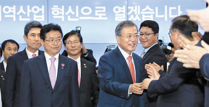 문재인 대통령이 8일 오후 경북 포항 포스텍 4세대 방사광 가속기 연구소에서 열린 ‘경북 지역 경제인 간담회’ 행사에 입장하며 참석자들과 인사를 나누고 있다. 문 대통령 왼쪽은 이철우 경북지사.