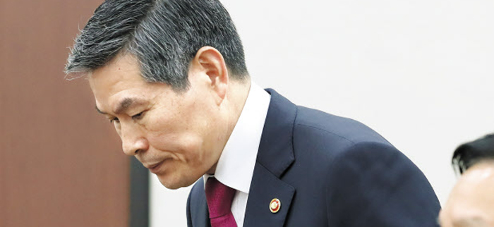 정경두 국방부장관이 8일 국회 국방위원회에 출석, 예산안 설명을 마친 뒤 인사하고 있다. 정 장관은 남북 군사합의 이행을 위해 101억원 예산이 뒤늦게 증액된 것과 관련해 “산출하지 못했던 예산 소요가 있어 죄송하다”고 했다.