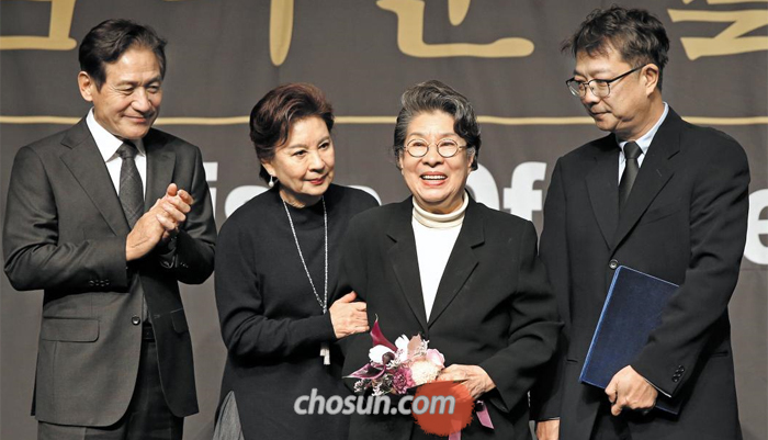 배우 엄앵란이 아름다운 예술인상 공로예술인 부문에 선정된 배우 신성일을 대신해 상을 받고 있다. 왼쪽부터 배우 안성기, 문희, 엄앵란 그리고 신성일 아들 석현씨.