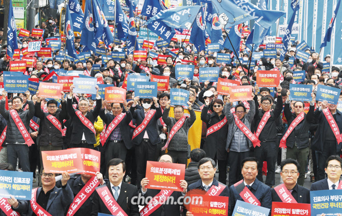 11일 서울 중구 대한문 앞에서 의사협회 회원 3000여 명이 ‘전국 의사 총궐기 대회’를 열고 의료 사고로 구속된 의사 3명의 석방을 촉구하고 있다.