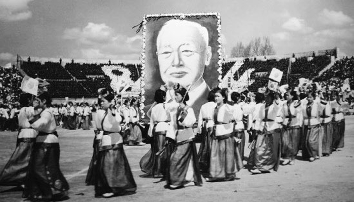 1959년 3월 26일 서울운동장(옛 동대문운동장)에서 열린 ‘이승만 대통령 84회 탄신일 축하행사’에서 여고생들이 이 대통령 초상화를 들고 행진하고 있다. 이런 시대엔 대통령에 대한 비판은 ‘국가원수 모독’으로 몰리기 일쑤였다.