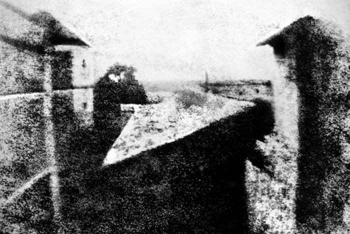 1826~27년, 발명가 니세포르 니엡스 : 세상에 남아 있는 사진 중 가장 오래된 것은 니세포르 니엡스가 1826년이나 1827년에 촬영했을 이 사진이다. 프랑스 르 그라에 있는 그의 집 창문에서 찍은 것이다.