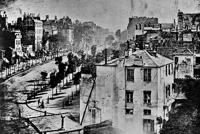 1839년, 발명가 다게르 : 다게르가 1838년 촬영한 파리 탕플거리 사진. 노출 시간이 길었던 덕분에 길에 지나다니는 마차와 사람들은 보이지 않는다. 왼쪽 아래 구두를 닦는 사람만 사진에 찍혔다.