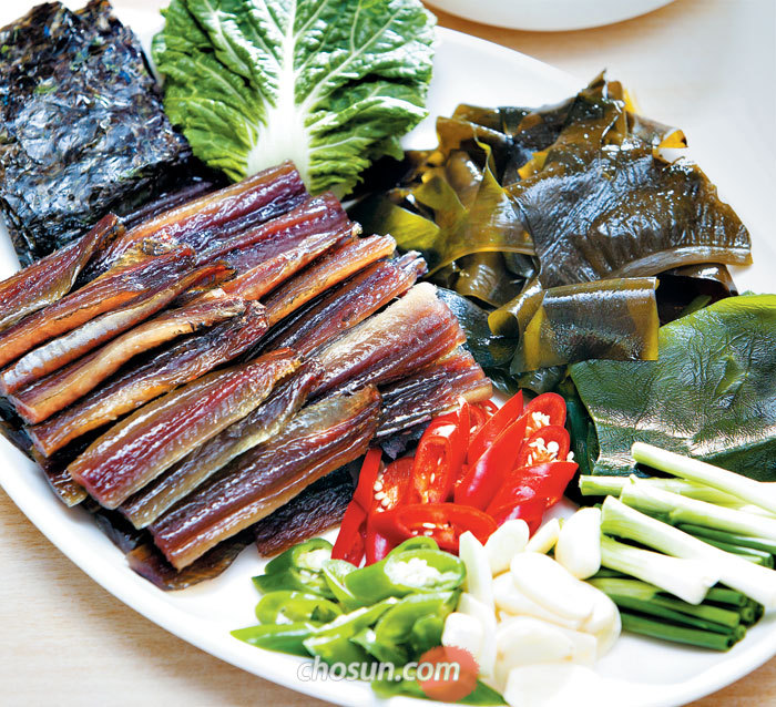 구룡포 ‘창우물회’의 과메기 차림. 과메기는 김, 미역, 채소 등을 곁들여도 좋지만 김치에 싸먹어도 맛있다.