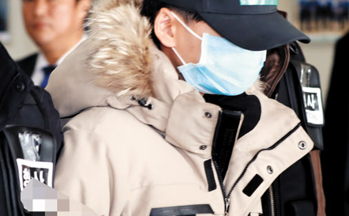 인천 중학생 집단 폭행 추락사 사건의 가해자 중 1명인 A군이 영장실질심사를 받기 위해 지난 16일 인천 남동경찰서를 나서고 있다. 경찰은 A군이 입고 있는 패딩 점퍼가 피해자의 옷이라고 밝혔다. 국내 브랜드의 패딩으로, 정가는 30만원대이나 인터넷에서 10만원대에 판매된다. /