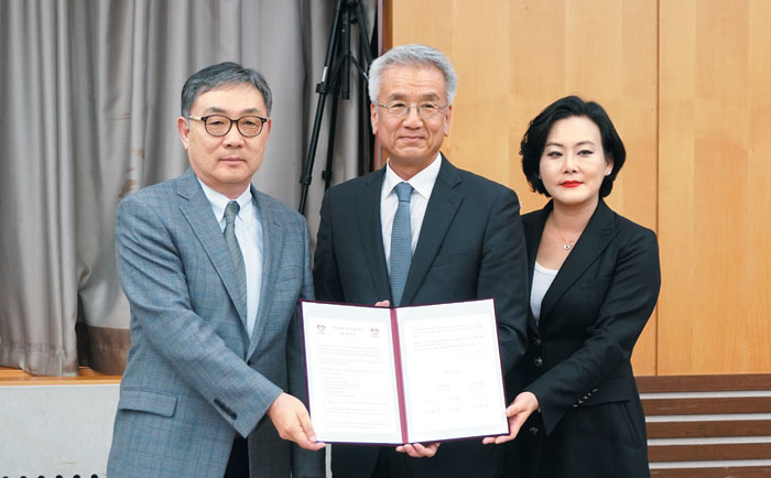 경희대학교-경희사이버대학교 연계협력 협약식 장면. 사진 왼쪽부터 경희대 강곤 국제캠퍼스 부총장, 이호창 서울캠퍼스 부총장, 경희사이버대학교 김혜영 부총장.