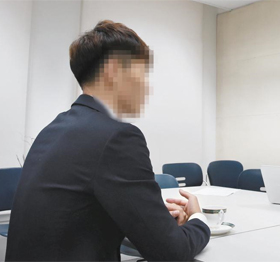 지난해 11월 현역병 신분으로 귀순한 오청성씨가 21일 오후 본사에서 인터뷰를 갖고 있다. 