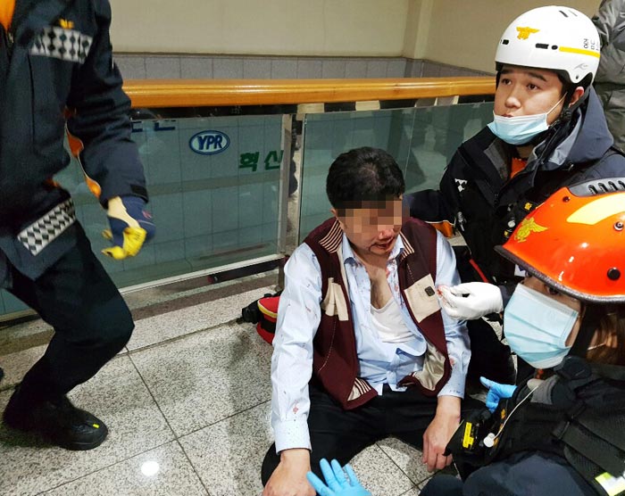 지난 22일 충남 아산시 둔포면 유성기업 본관 2층 대표이사 집무실에서 민노총 금속노조 조합원들에게 집단으로 폭행당한 노무 담당 상무 김모(49)씨가 피를 흘리며 119 구급 대원들에게 응급 치료를 받고 있다.