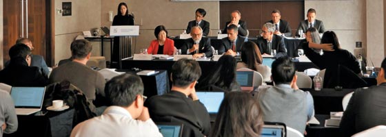 27일 서울 소공동 롯데호텔에서 열린 주한 유럽상공회의소(ECCK) 기자회견에서 참석자들이 유럽 기업 대표들의 한국의 과도한 기업 규제에 대한 비판을 듣고 있다.