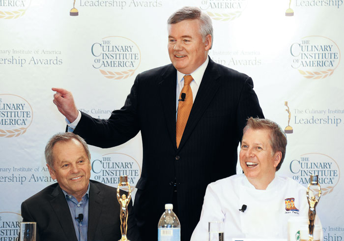 2012년 뉴욕 메리어트 호텔에서 열린 CIA 행사에서 팀 라이언 총장(가운데)이 ‘미국 남서부 요리의 달인’ 딘 피어링(오른쪽)과 ‘퓨전 요리의 대가’ 울프강 퍽과 이야기를 나누고 있다.
