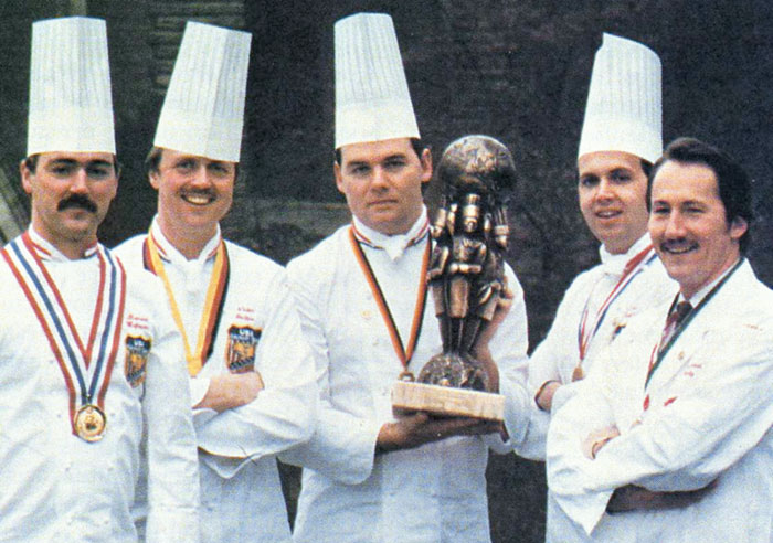 팀 라이언 CIA 총장(가운데)이 1986년 유럽 룩셈부르크에서 열린 요리 월드컵에서 우승한 후 미국 국가대표팀 동료들과 시상식에서 우승컵을 들어올리고 있다.