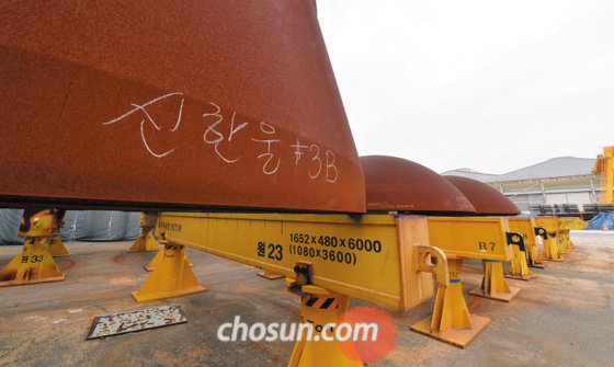 Odor Rusted Parts - Parts intended to enter the reactor and steam generator of Shinhan Won Nuclear Power Plant 3 and 4 in the outdoor workshop of Doosan Heavy Industries & Construction Nuclear Power Plant in Changwon, Province from Gyeongsang, are rusted by rust. In November 2015, Doosan Heavy Industries & Construction signed an agreement with Korea Hydro & Nuclear Power Corporation for the construction of a nuclear reactor for Shinhan Wool 3 and 4,