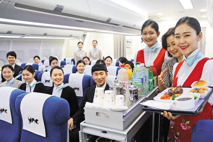영남이공대 항공 서비스 전공 학생들이 실제 비행기와 동일한 학습 환경에서 현장에서 발생할 수 있는 다양한 상황에 대처하는 실무 교육을 받고 있다.