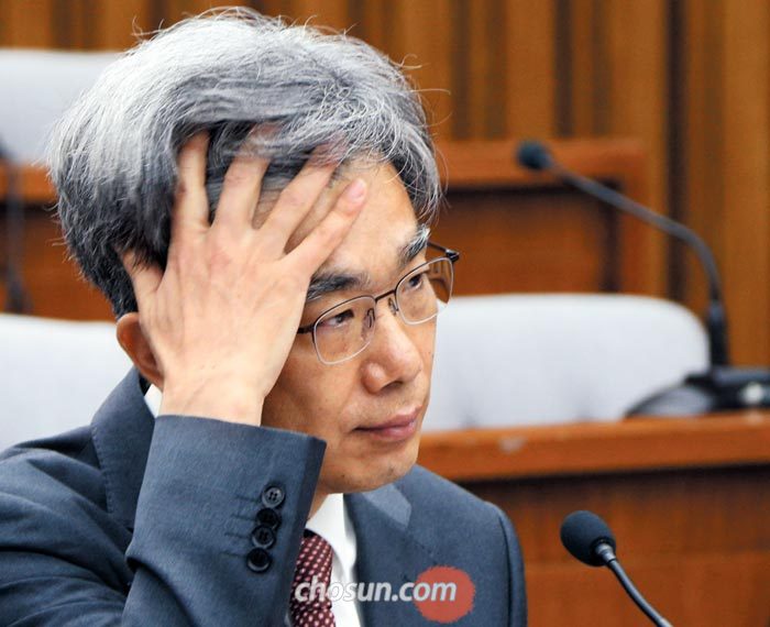 김상환 대법관 후보자가 4일 열린 국회 인사청문회에서 여야 의원들의 질의를 들으면서 머리를 만지고 있다.