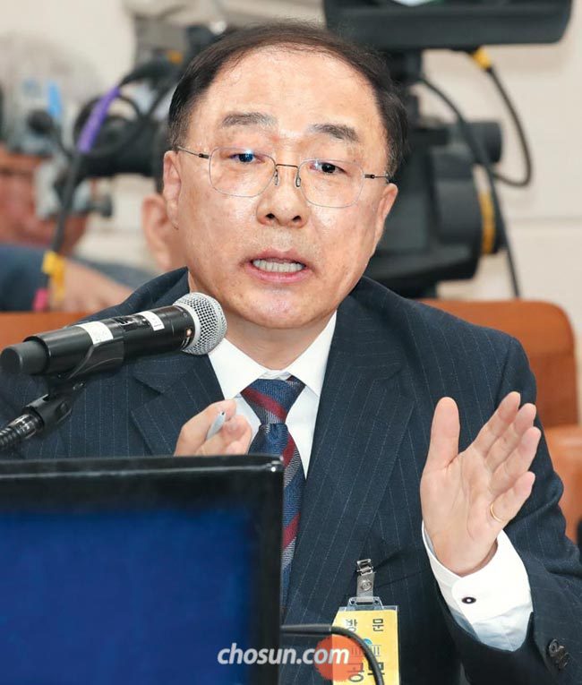 홍남기 경제부총리 후보자는 4일 국회에서 열린 인사 청문회에서 병역 면제 의혹이 제기되자“모욕감을 느낀다”며 강하게 반발했다.